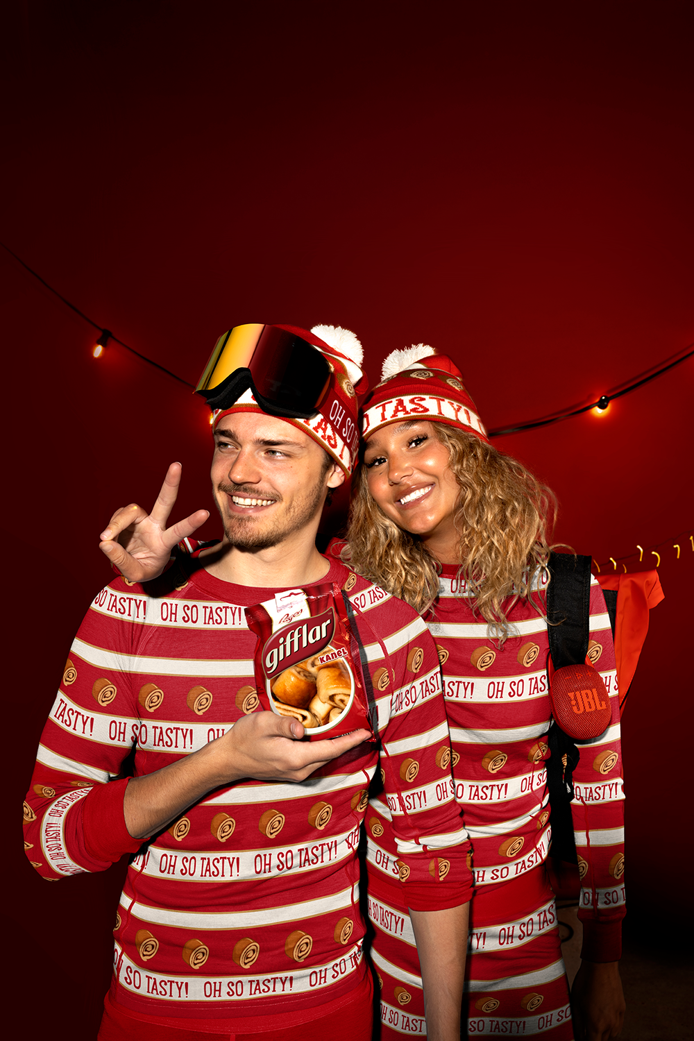 Picture of two people in Gifflar branded clothes